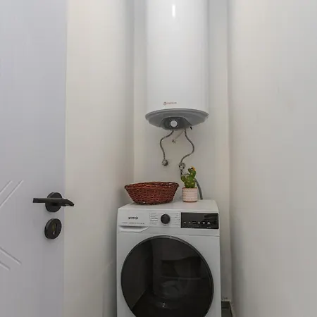 The House 2 * بورغاس